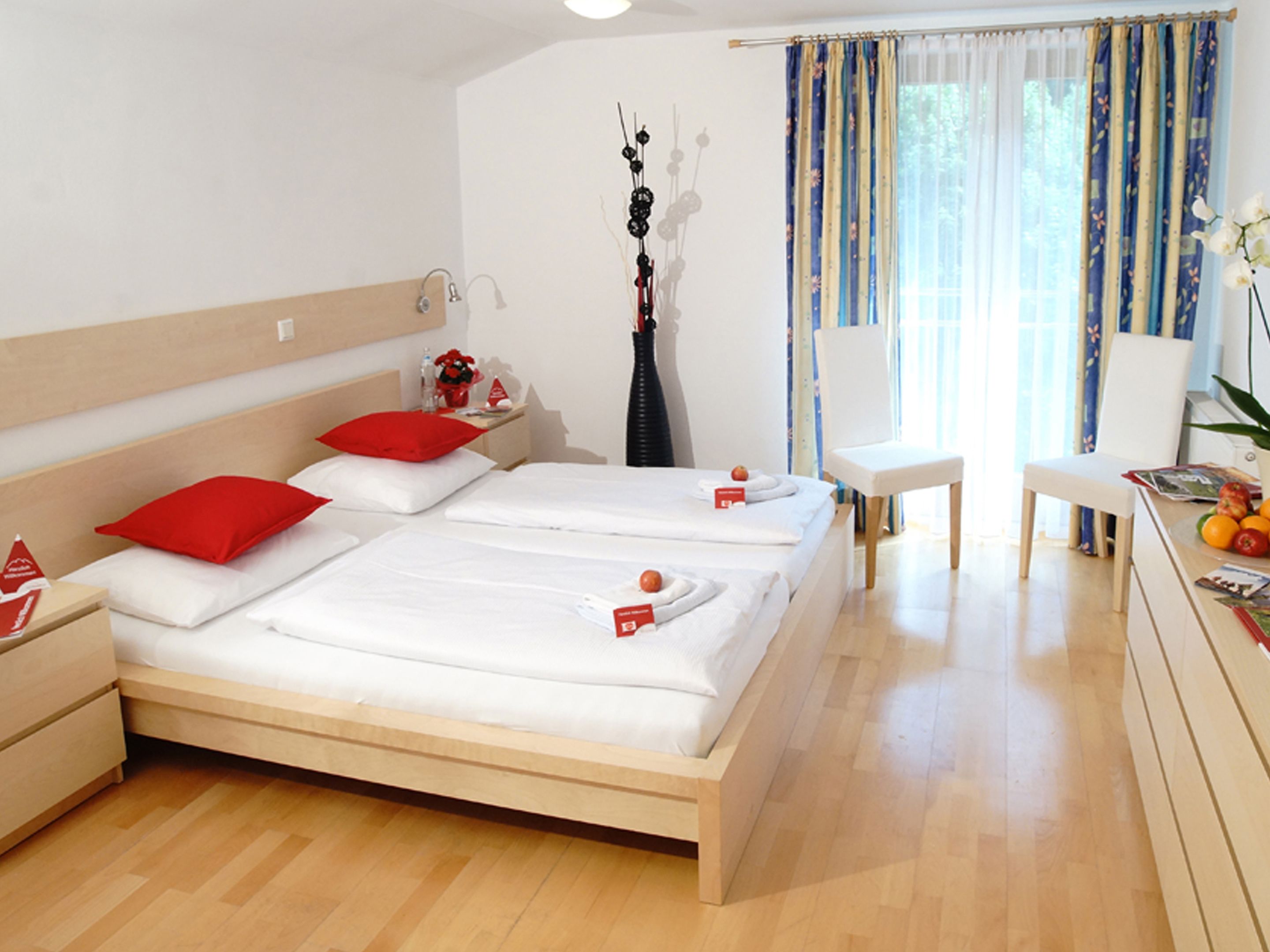 Cofres nos quartos, Wi-Fi de cortesia, roupa de cama