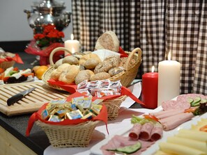 Café da manhã com buffet grátis todos os dias