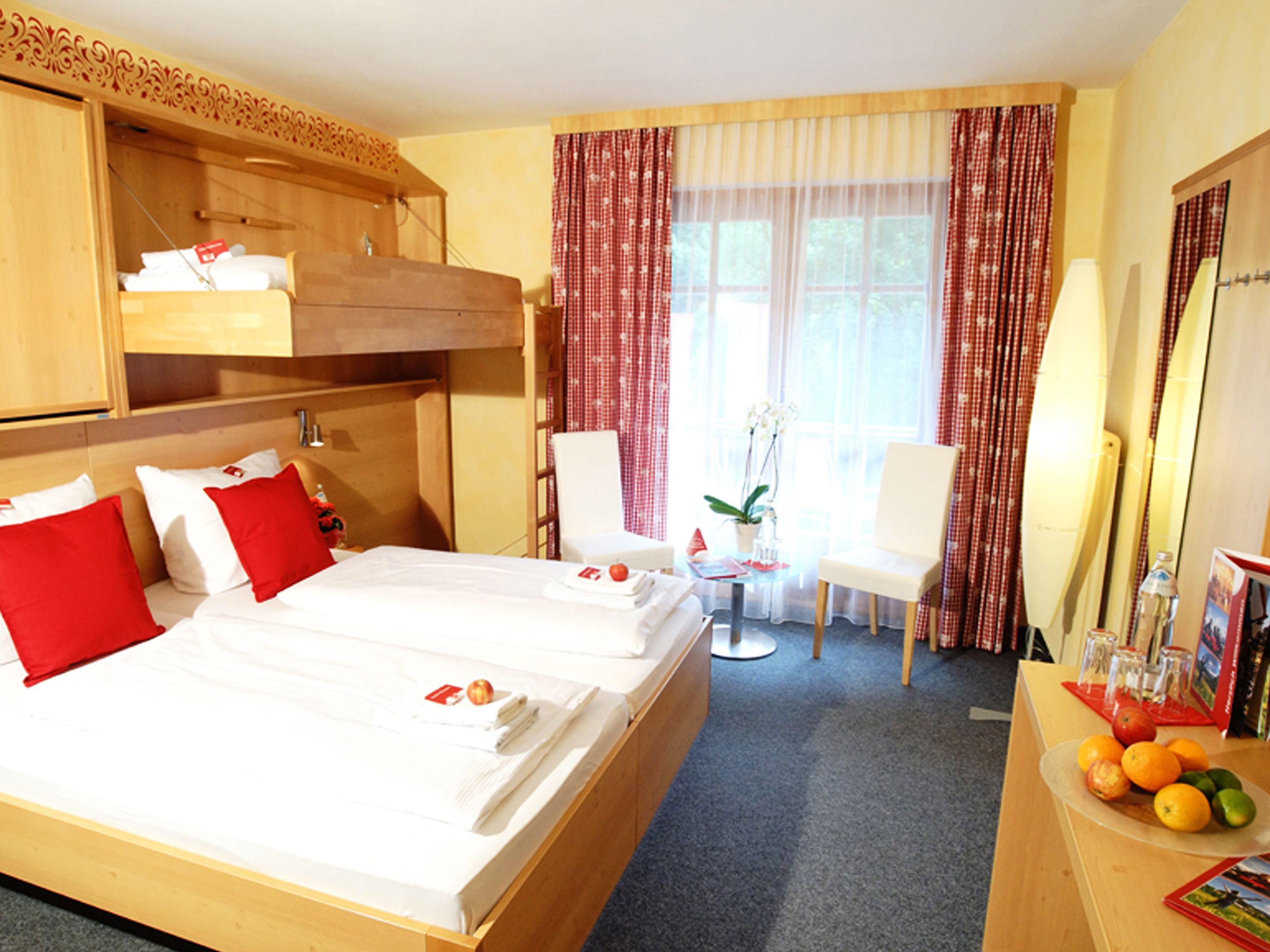 Quarto quádruplo | Cofres nos quartos, Wi-Fi de cortesia, roupa de cama