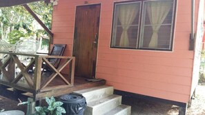 Bungalow with River View | Balkon