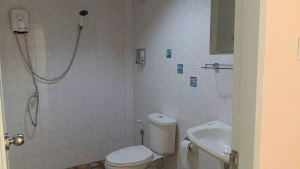 Shower, free toiletries, towels - Sab Ananta Resort (Ranong)