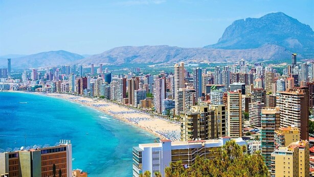 A coastal cityscape with high-rise buildings, a beach, and mountains in the background. - A29 - Wonderful urbanization in Cala de Finestrat (Cala de Finestrat)