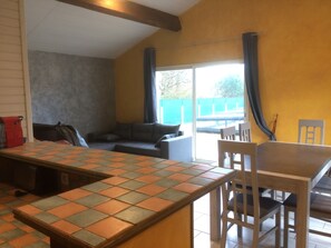 Fernseher, Tischfußball, Tischtennisplatte