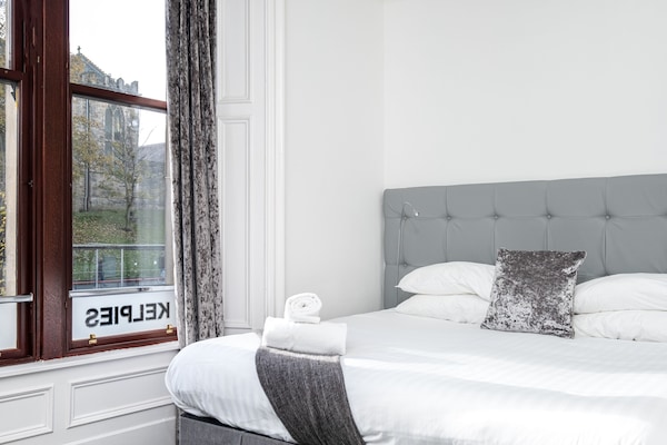 Deluxe Studio (Double or Twin ) | Premium bedding, desk, iron/ironing board, free WiFi