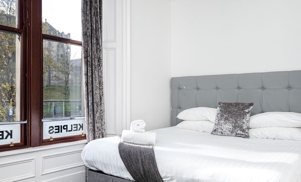 Deluxe Studio (Double or Twin ) | Premium bedding, desk, iron/ironing board, free WiFi - Kelpies Serviced Apartments (Falkirk)