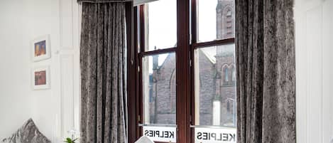 Deluxe Studio (Double or Twin ) | Premium bedding, desk, iron/ironing board, free WiFi