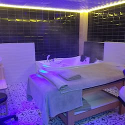 Bañera de hidromasaje privada