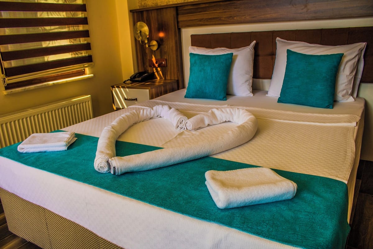 Economy kamer, 1 queensize bed, uitzicht op tuin | 1 slaapkamer, een minibar, een kluis op de kamer, een bureau