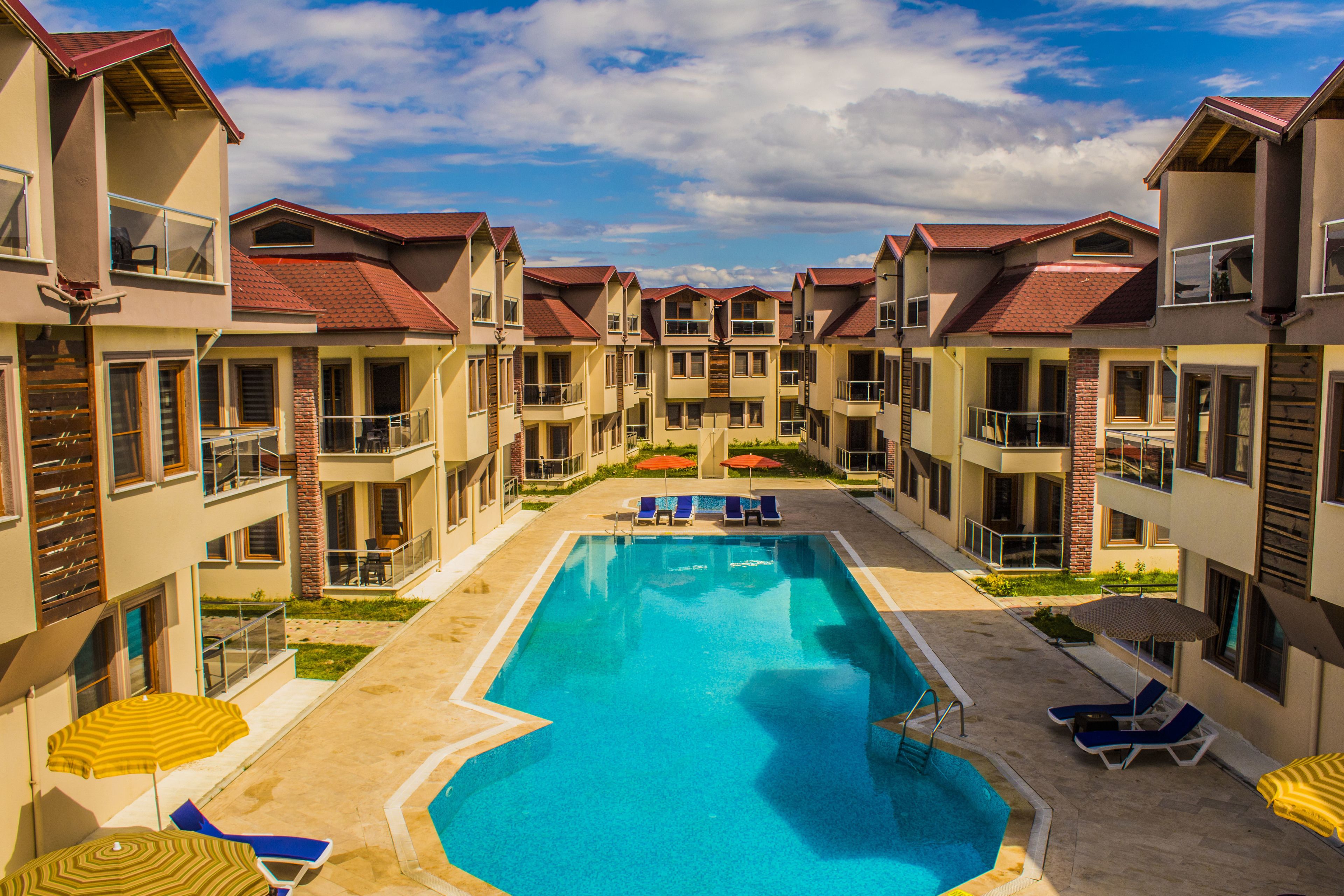Una piscina cubierta, una piscina al aire libre de temporada