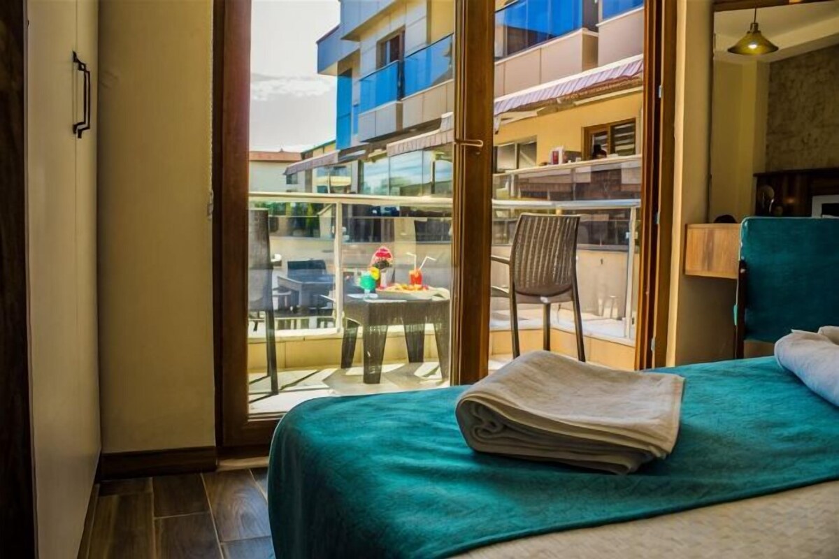 Minibar, in-room safe, desk, WiFi (free)