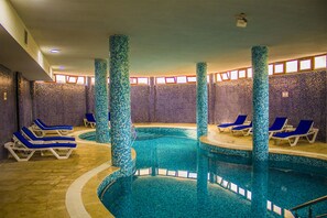 Una piscina techada, una piscina al aire libre de temporada