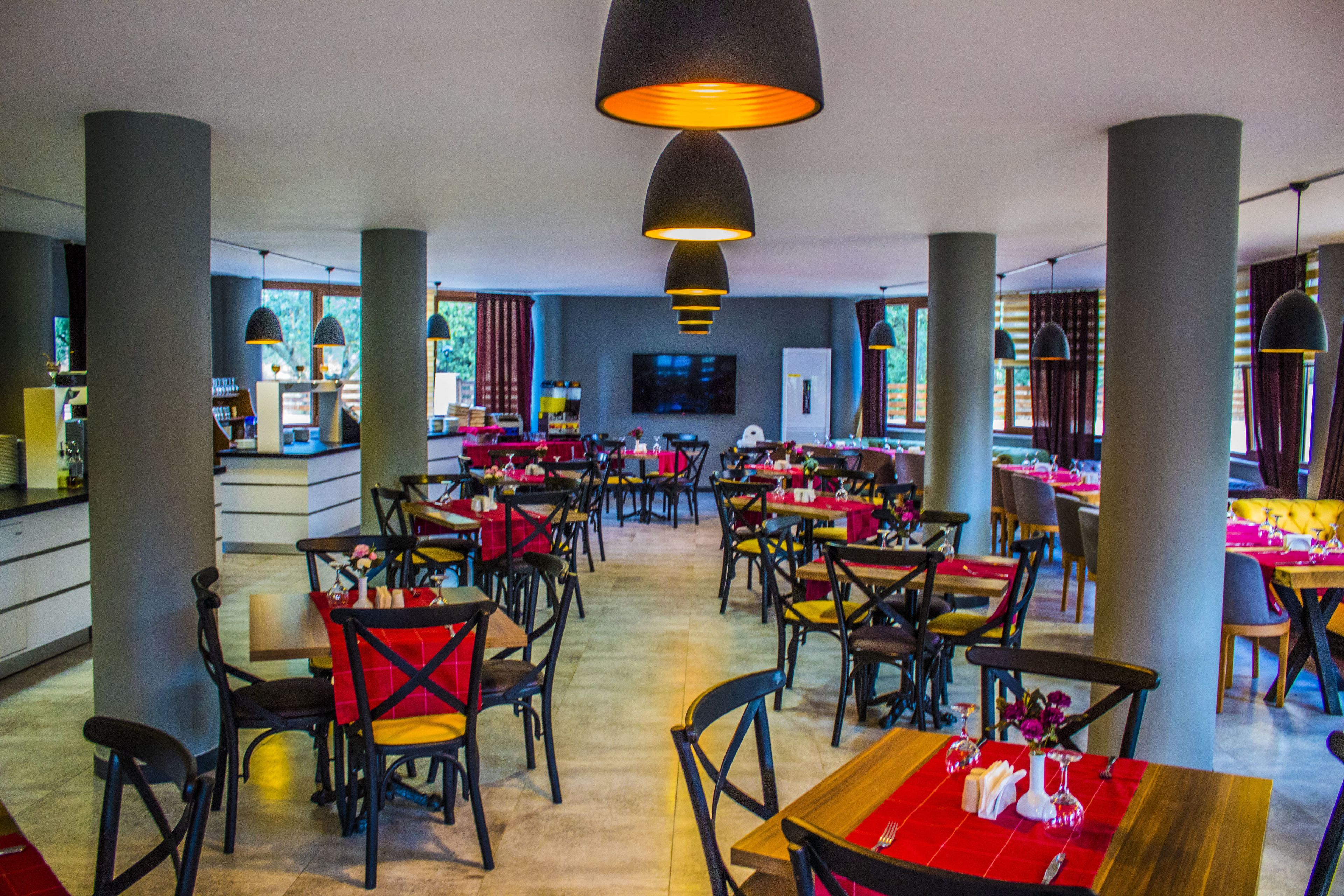 Breakfast, lunch, dinner served; pool views