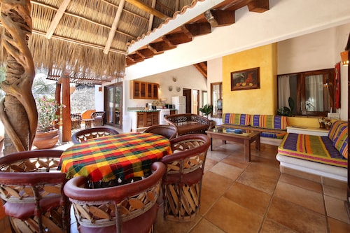 Casa Dos Amigos: Spacious 4BR w/ Heated Pool, BBQ, Garden & Near Beach!