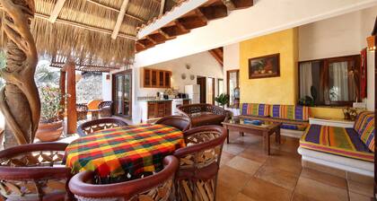 Casa Dos Amigos, 4BR w. piscine, 1 blk. Ă la plage et au centre ville