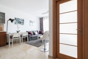 Apartment, Balkon | Wohnzimmer | Flachbildfernseher