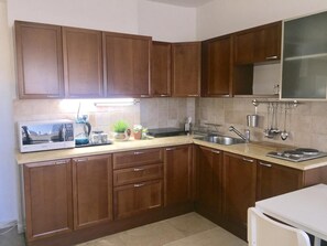 Kühlschrank, Mikrowelle, Herdplatte, Wasserkocher mit Kaffee-/Teezubehör