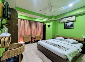 Executive Room | Egyptian cotton sheets, premium bedding, in-room safe, desk - Rains Inn (Guwahati)