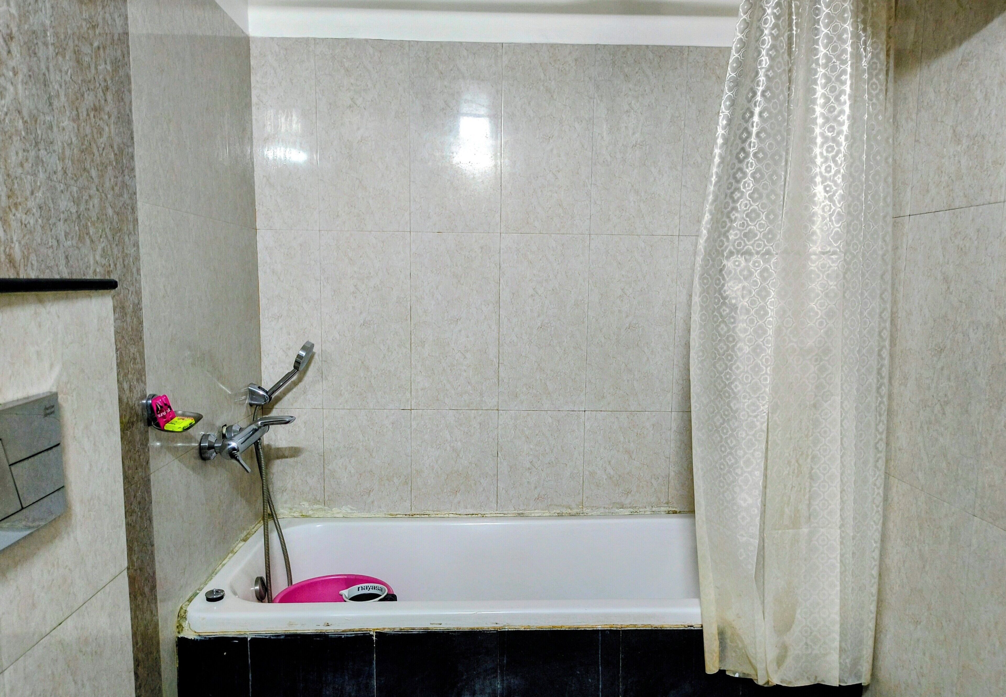Une salle de bain avec une baignoire, une douche et des toilettes.