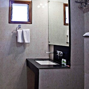 Dusj, dusjhode med hydromassaje, toalettartikler (inkludert) og tøfler