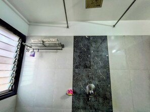 Standard Room | Bathroom | Shower, hydromassage showerhead, free toiletries, slippers