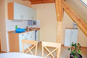 Kühlschrank, Mikrowelle, Hochstuhl