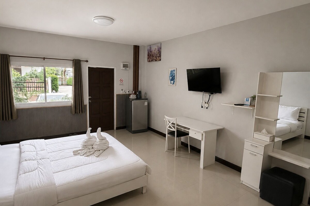Deluxe Double Room, 1 Bedroom | Peralatan tempat tidur premium, meja, katil lipat simpan/tambahan 