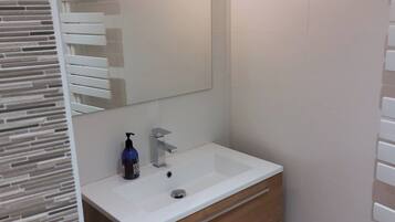 Regadera, amenidades de baño gratuitas, secadora de cabello, toallas