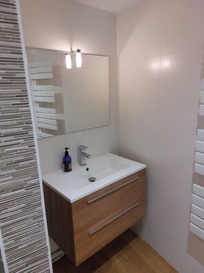 Shower, free toiletries, hair dryer, towels