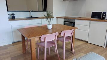 Kylskåp, mikrovågsugn, ugn och spishäll