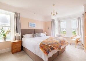 5 bedrooms, iron/ironing board, travel cot, free WiFi - Large Family House Right By The Beach on Treyarnon Bay (Padstow)