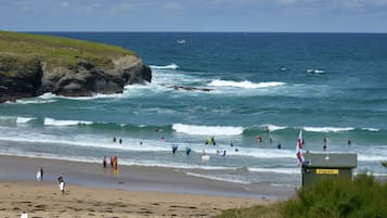 Playa en los alrededores y camastros