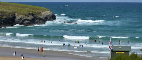 Una spiaggia nelle vicinanze, lettini da mare