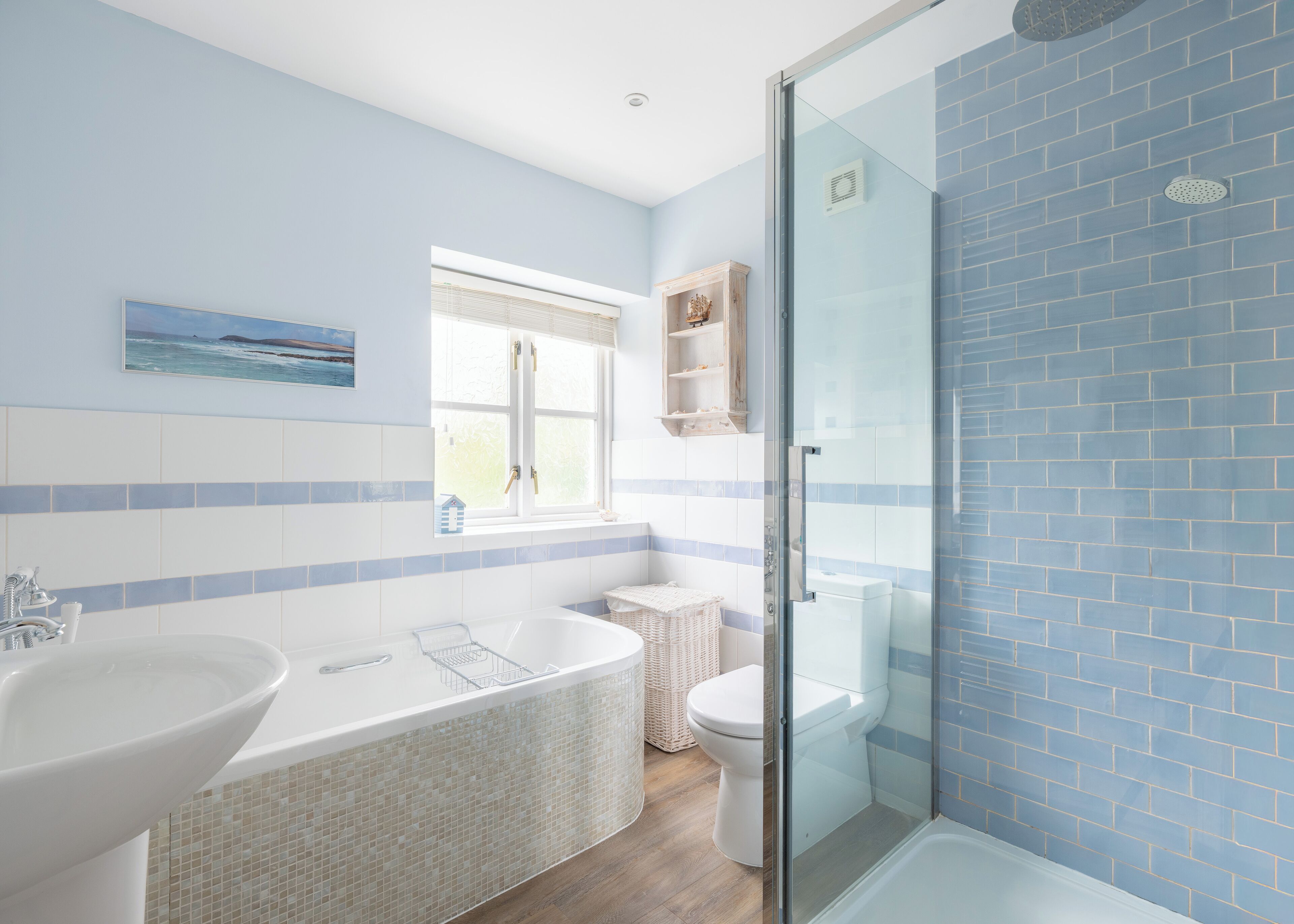 Combined shower/bathtub, hair dryer, towels