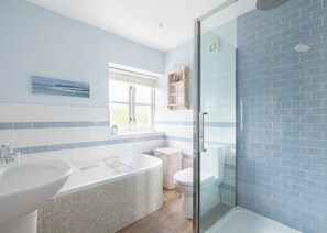 Combined shower/tub, hair dryer, towels