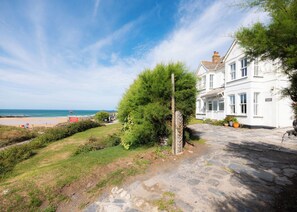 Property grounds - Large Family House Right By The Beach on Treyarnon Bay (Padstow)