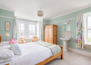 5 dormitorios, tabla de planchar con plancha, cuna de viaje