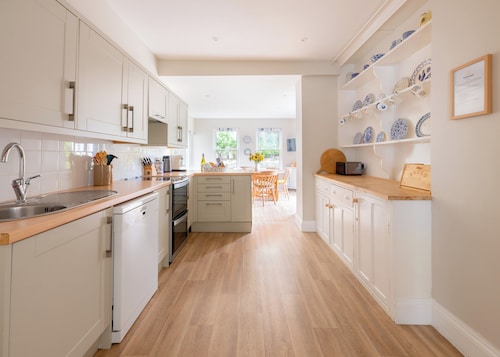 Large Family House Right By The Beach on Treyarnon Bay