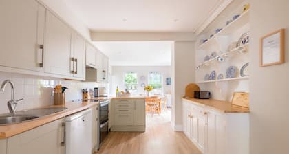 Large Family House Right By The Beach on Treyarnon Bay