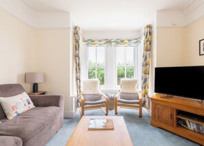 Smart TV, fireplace, DVD player, books - Large Family House Right By The Beach on Treyarnon Bay (Padstow)