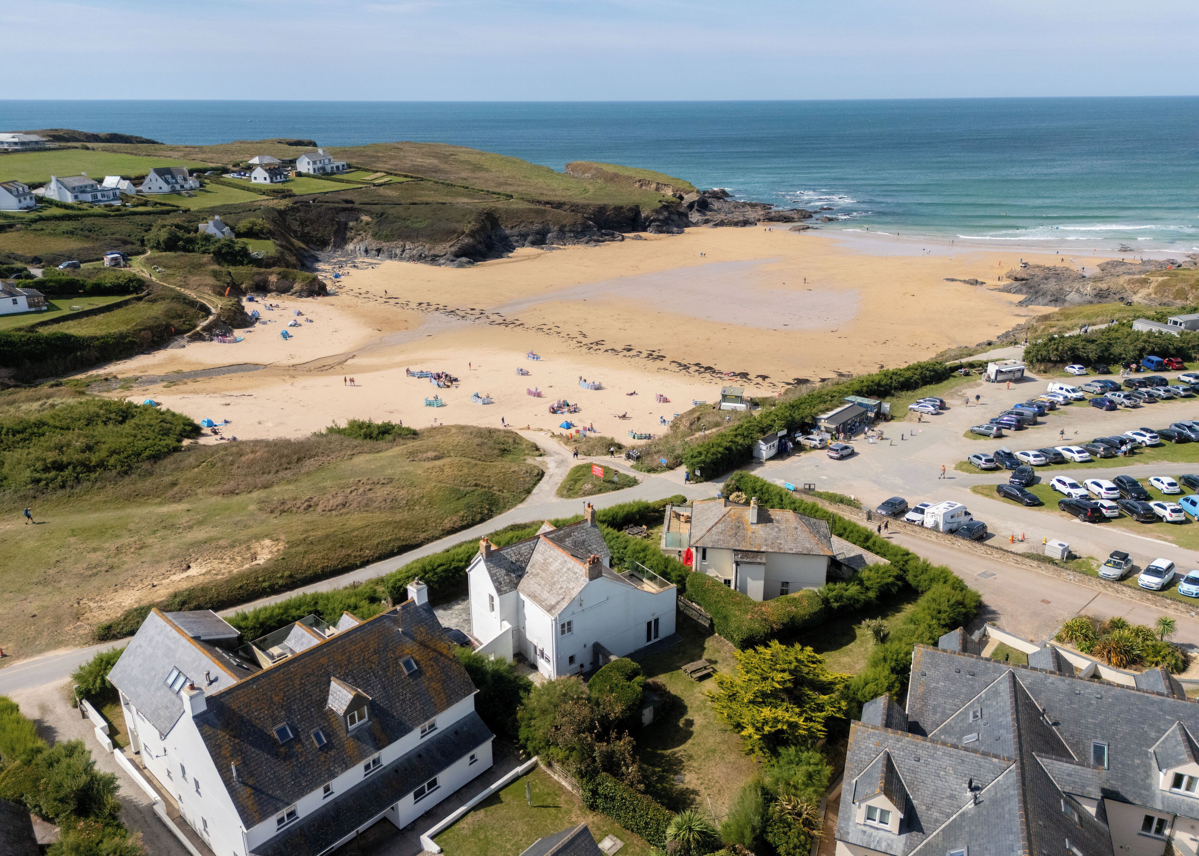 Nær stranden og solsenger