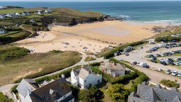 靠近海滩、沙滩椅