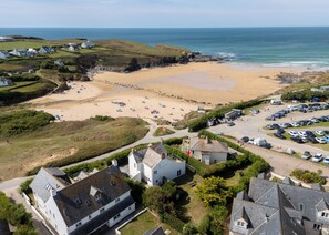 ビーチの近く、サンラウンジャー