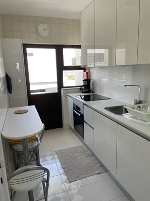 Fridge, microwave, oven, stovetop - 6th floor apartment, facing the sea with balcony "exceptional 360 ° view" (Portimão)