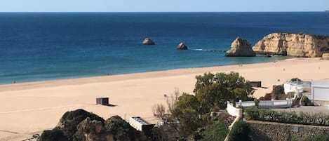 Una spiaggia nelle vicinanze