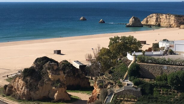 A coastal view with a sandy beach, rocky formations, and a clear blue sky. - 6th floor apartment, facing the sea with balcony "exceptional 360 ° view" (Portimão)