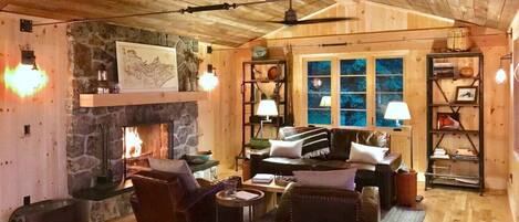 Smart TV, chimenea, libros y estéreo