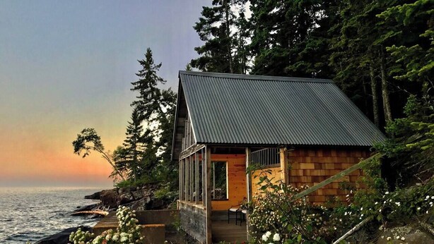 A coastal cabin with a metal roof, wooden walls, and a porch overlooking the sea. - Artisan-crafted Magic on Lake Superior (Lutsen)