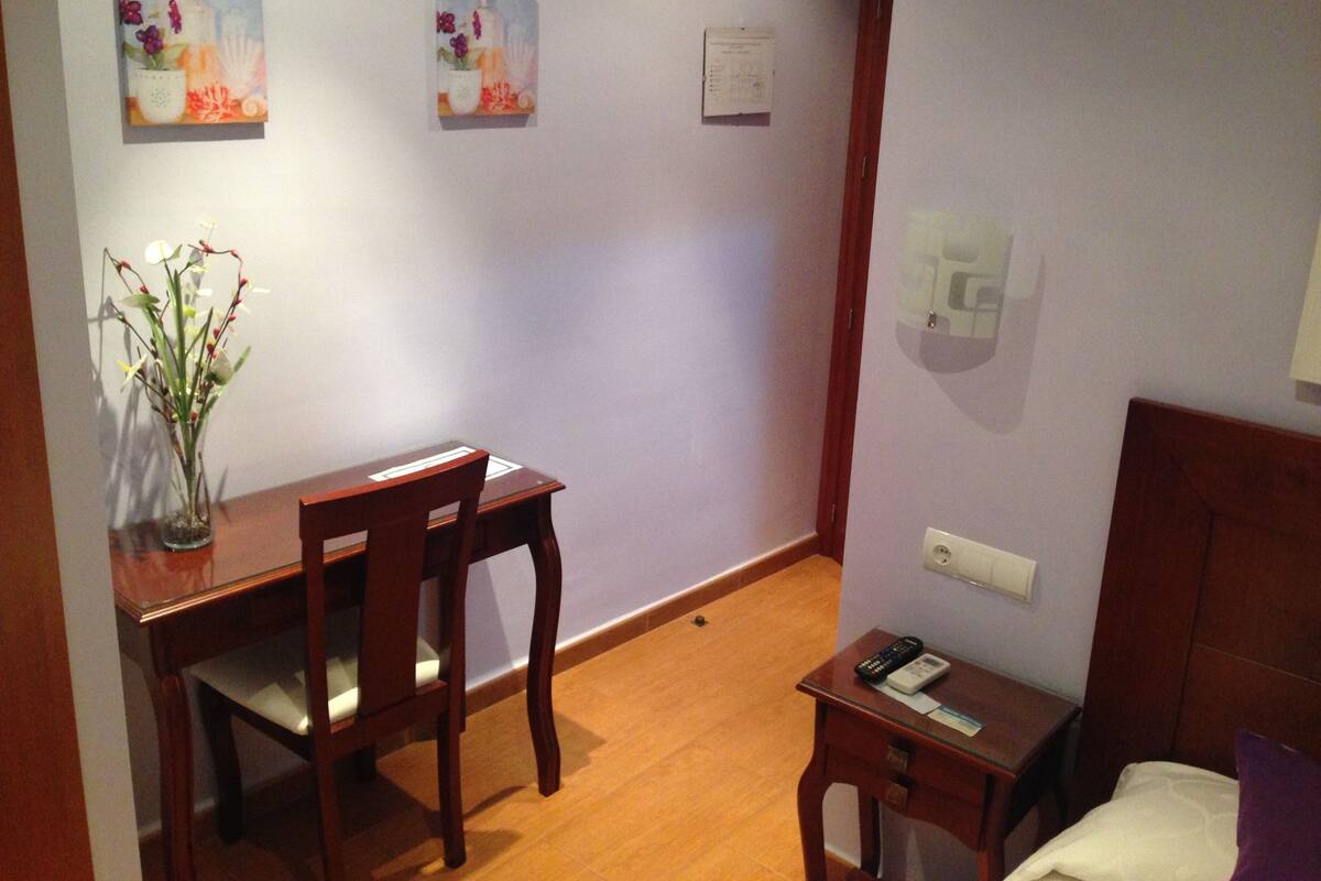 Bureau, chambres insonorisées, fer et planche à repasser, Wi-Fi gratuit