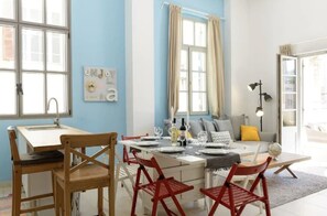 Apartment | Essbereich im Zimmer