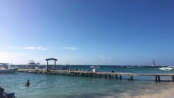 Una playa cerca, sillas reclinables de playa, toallas de playa